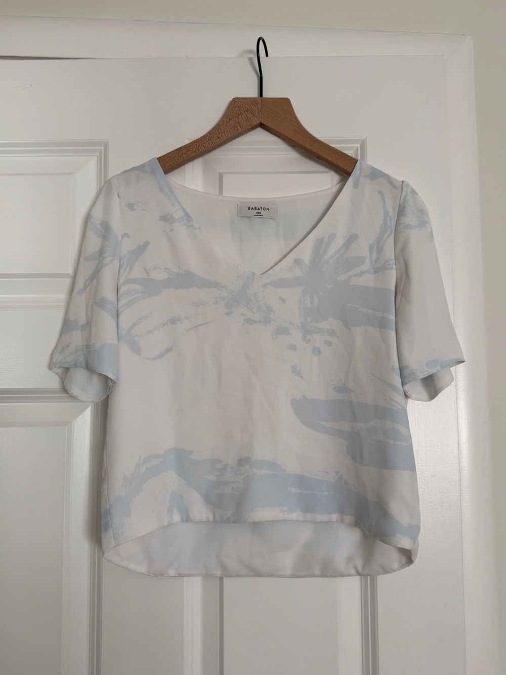 Aritzia Babaton Randy Blouse XXS Short Sleeve White Top with Pale Blue Floral
